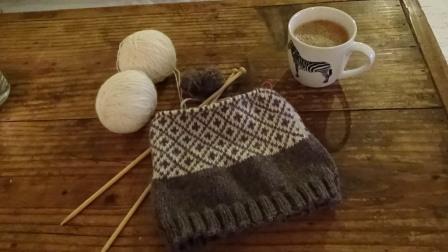 瞑想ニッティング？！北欧柄の模様編みで湯たんぽカバーを編んでみる。
