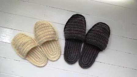 ウール１００％はサラっと快適・暖かい♪毛糸のルームシューズ･･･スリッパを編んでみました。