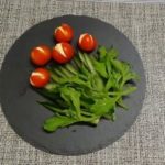 アイスプラントでアート?!トマトとクリームチーズのチューリップ風サラダ