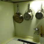 プチストレスだった鍋の蓋の収納、一緒に吊るしたら解決しました。