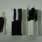 モノトーン掃除用具を、冷蔵庫横の隙間に収納。