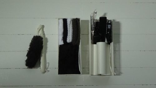 モノトーン掃除用具を、冷蔵庫横の隙間に収納。